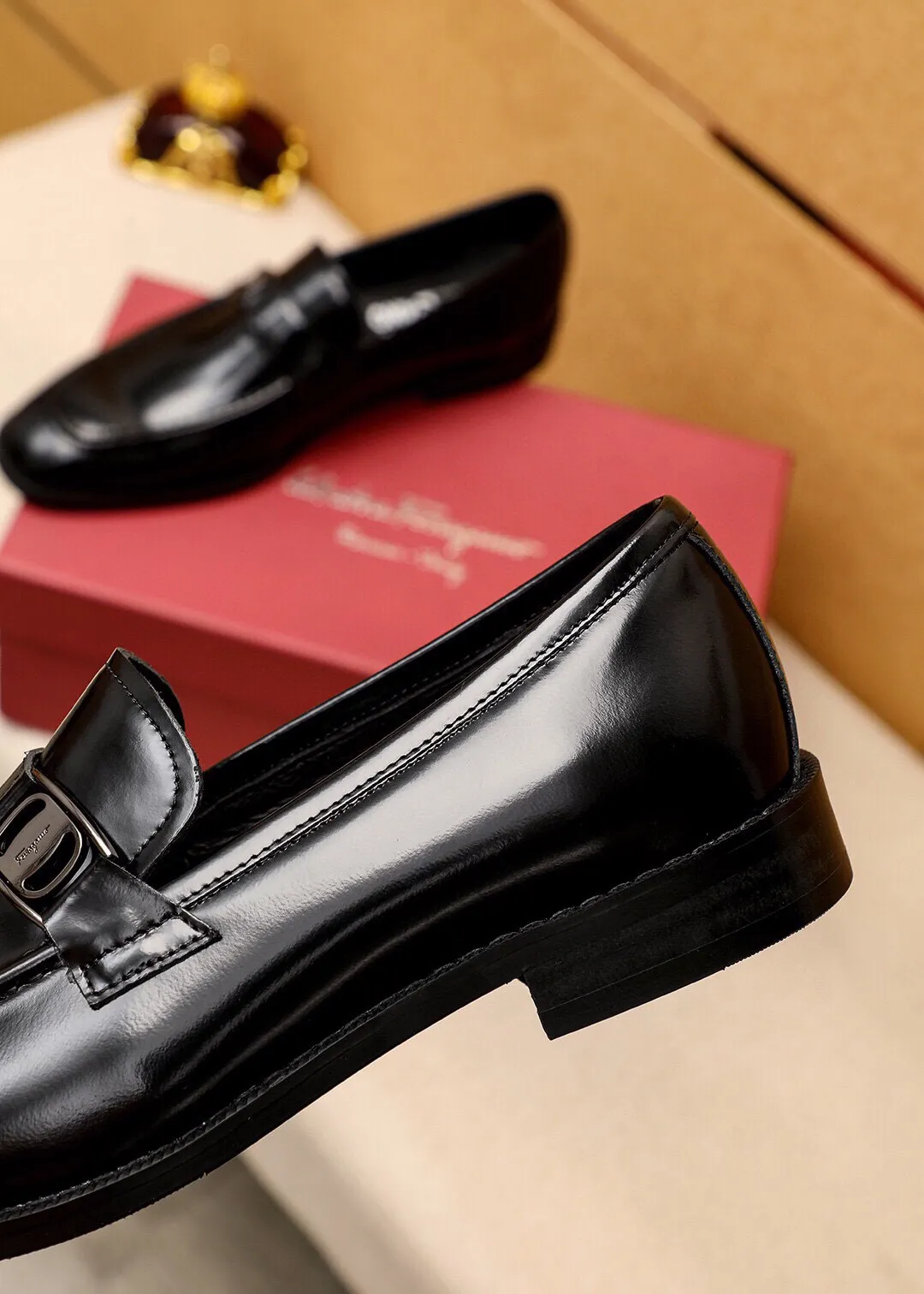 Men's shoes 💰400 💐 Product trademark: Ferragamo "Ferragamo" casual leather shoes Regular size: 39-44 (38.45.46🉑️Customized) Product materials: Selected imported open-edge beaded calfskin upper + classic hardware buckle, imported pig leather lining. Strong three-dimensional visual effect, non-slip and wear-resistant combination outsole Color: 1⃣️color optional